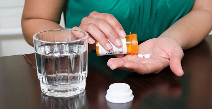 Prendre des comprimés pour soulager les maux de dos