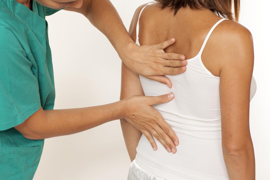 Le médecin examine le dos pour déceler des douleurs au niveau des omoplates